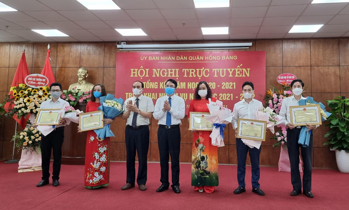 Nhiều cá nhân, tập thể nhận được bằng khen của Ủy ban nhân dân thành phố vì có thành tích xuất sắc trong năm học vừa qua (Ảnh: Phương Linh)