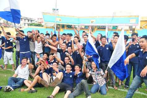 CLB Hà Nội thắng Hải Phòng 5-0 và các CĐV nhảy xuống sân ăn mừng sau trận. CLB Hà Nội thắng Hải Phòng 5-0 và các CĐV nhảy xuống sân ăn mừng sau trận.