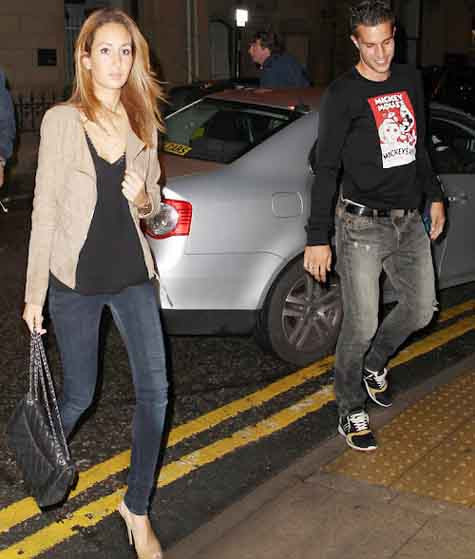 Bouchra được cho là người có tác động lớn tới quyết định ra đi của Van Persie nên cô bị các fan Arsenal ghét ra mặt. Ảnh: 163. Bouchra được cho là người có tác động lớn tới quyết định ra đi của Van Persie nên cô bị các fan Arsenal ghét ra mặt. Ảnh: 163.