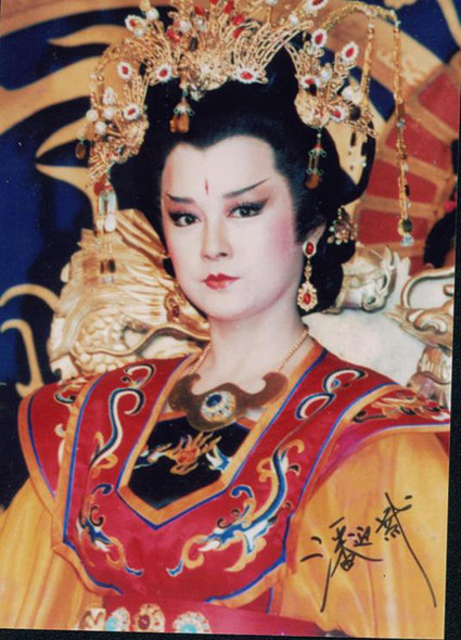 Phan Nghinh Tử - phiên bản Võ Tắc Thiên hung tàn nhất, từ tướng mạo đến dáng hình liễu yếu đào tơ, khuynh nước khuynh thành cũng đã toát lên vẻ hung bạo từ người phụ nữ này, khiến người ta không khỏi không nghĩ tới “đàn bà đẹp không khác cạp tinh”.