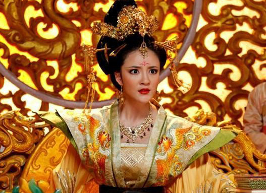 Lưu Vũ Hân đã rũ bỏ được hình ảnh một cô gái yểu điệu thục nữ trong “Bộ bộ kinh tâm” để xây dựng hình tượng một nhân vật quyến rũ, gợi cảm, nụ cười mê hồn của cô luôn làm mê hoặc người đối diện.