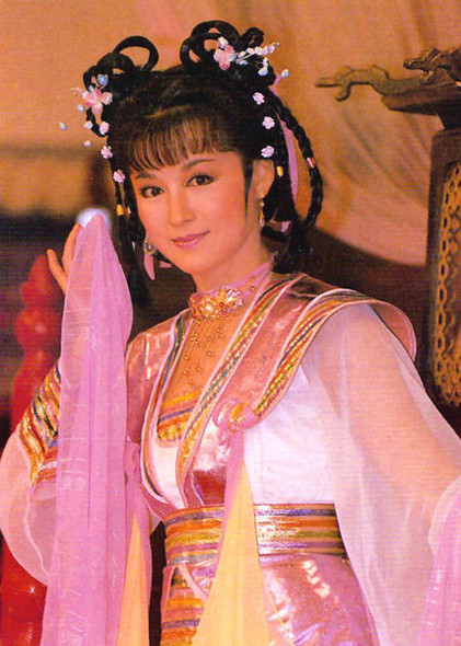 Phan Nghinh Tử - phiên bản Võ Tắc Thiên trong phim Một Đời Nữ Hoàng (1985). Phan Nghinh Tử đã gây ấn tượng mạnh cho khán giả với hình ảnh một Võ Tài Nhân từ ngày chân ướt chân ráo bước vào hoàng cung đến khi bước lên con đường quyền lực của một nữ hoàng đế lừng lẫy, uy nghiêm nhưng cũng vô cùng tàn bạo. Vai diễn Võ Tắc Thiên để đời của Phan Nghinh Tử có lẽ khó có một diễn viên nào qua mặt nổi.