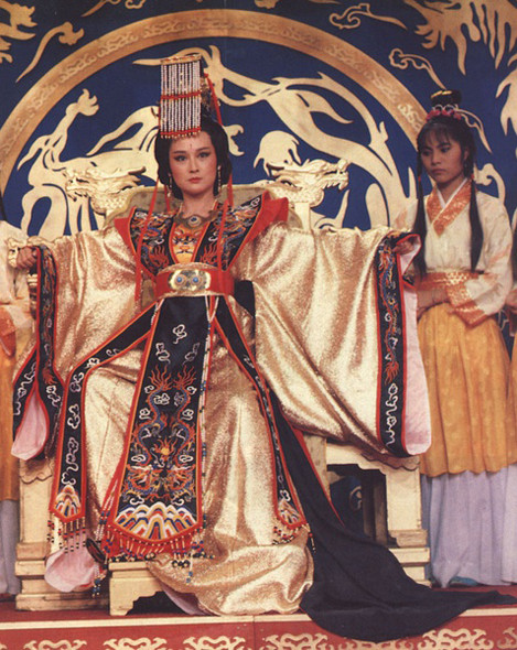 Võ Tắc Thiên của Phan Nghinh Tử với tư thái tôn nghiêm, uy nghi mà không nạt nộ, bạo hành.