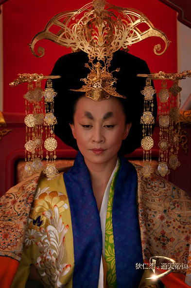 Có lẽ với tạo hình và đôi lông mày của Lưu Gia Linh ở thời Đường được coi là cái đẹp cao quý. Trang phục cũng được chăm chút kĩ lưỡng với sự xa hoa hào nhoáng và nhiều hoa văn thêu tỉ mỉ.