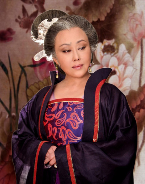 Võ Tắc Thiên của Tư Cầm Cao Oa trong bộ phim Vô Tự Bi Ca (2004). Tư Cầm Cao Oa thể hiện một Võ Tắc Thiên trong giai đoạn hưng thịnh nhất của triều đại nhà Đường với phong thái uy nghi của một nữ hoàng khiến người khác phải nể sợ.