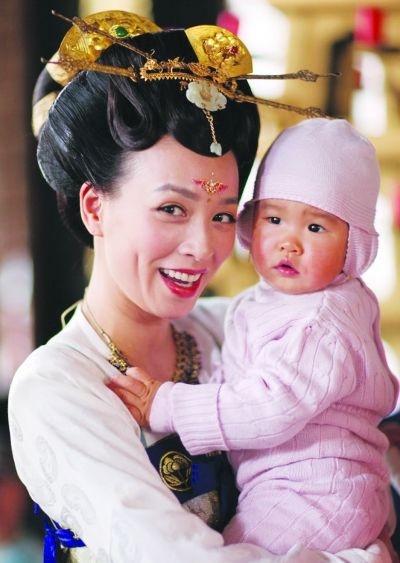 Mỗi lần Trương Đình cười, lại thấy má lúm của cô hiện lên, khiến khán giả cảm nhận Võ Tắc Thiên của cô quá yếu đuối.