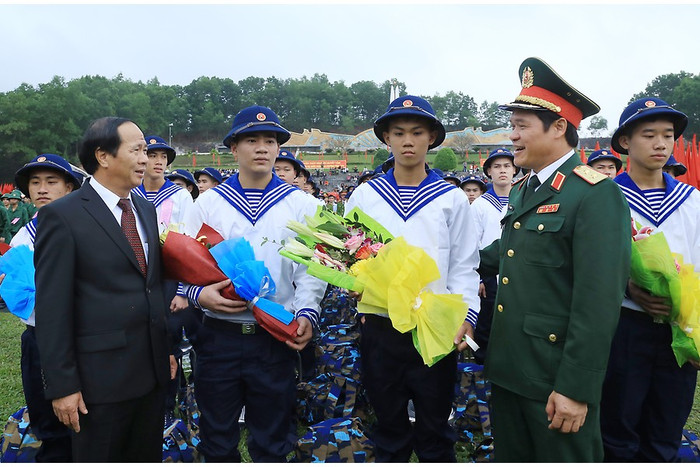 Lãnh đạo thành phố Hải Phòng tặng hoa động viên các thanh niên lên đường nhập ngũ (Ảnh: CTV) Lãnh đạo thành phố Hải Phòng tặng hoa động viên các thanh niên lên đường nhập ngũ (Ảnh: CTV)