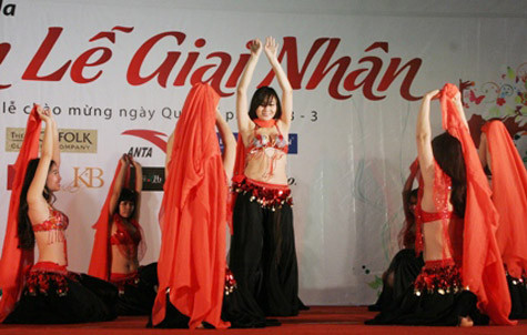Bellydance hay còn gọi là múa bụng, là thể loại nhảy phổ biến từ Trung Đông, đặc biệt là Ai Cập và Ả Rập. Khi trình diễn belly dance, bạn phải gần như dùng toàn bộ cơ thể bao gồm: đầu, tóc, vai, cánh tay, bàn tay, ngực, bụng, hông, chân và cả bàn chân. Các điệu múa trông rất uyển chuyển, gợi cảm trên nền nhạc Trung Đông. Bellydance hay còn gọi là múa bụng, là thể loại nhảy phổ biến từ Trung Đông, đặc biệt là Ai Cập và Ả Rập. Khi trình diễn belly dance, bạn phải gần như dùng toàn bộ cơ thể bao gồm: đầu, tóc, vai, cánh tay, bàn tay, ngực, bụng, hông, chân và cả bàn chân. Các điệu múa trông rất uyển chuyển, gợi cảm trên nền nhạc Trung Đông.