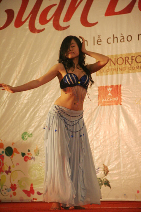 Những bộ trang phục gợi cảm cũng là nét hấp dẫn, thu hút đặc biệt của Belly dance Những bộ trang phục gợi cảm cũng là nét hấp dẫn, thu hút đặc biệt của Belly dance