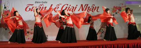 Với những đôi chân trần gợi cảm cùng những bộ trang phục quyến rũ, đầy màu sắc, các vũ công như những thiên thần xuất hiện trong đêm diễn. Bên cạnh đó là sự xuất hiện nổi bật của chiếc khăn và mạng che mặt nhẹ nhàng càng tôn thêm vẻ đẹp huyền bí của các nữ sinh. Với những đôi chân trần gợi cảm cùng những bộ trang phục quyến rũ, đầy màu sắc, các vũ công như những thiên thần xuất hiện trong đêm diễn. Bên cạnh đó là sự xuất hiện nổi bật của chiếc khăn và mạng che mặt nhẹ nhàng càng tôn thêm vẻ đẹp huyền bí của các nữ sinh.