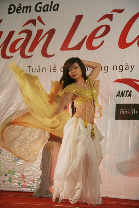 Múa bụng tập trung vào các phần riêng biệt của cơ thể và di chuyển chúng một cách độc lập song vô cùng nhịp nhàng, khơi dậy toàn bộ nữ tính. Múa bụng tập trung vào các phần riêng biệt của cơ thể và di chuyển chúng một cách độc lập song vô cùng nhịp nhàng, khơi dậy toàn bộ nữ tính.