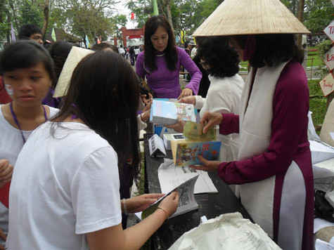 Thu hút rất đông người mua Thu hút rất đông người mua