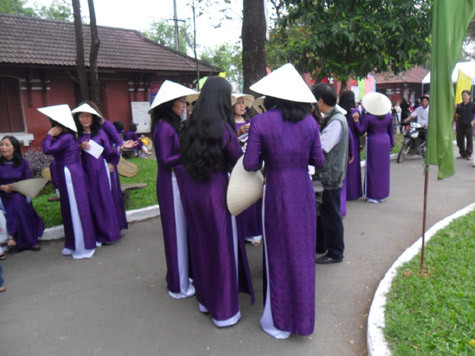Áo dài tím và nón lá thướt tha Áo dài tím và nón lá thướt tha