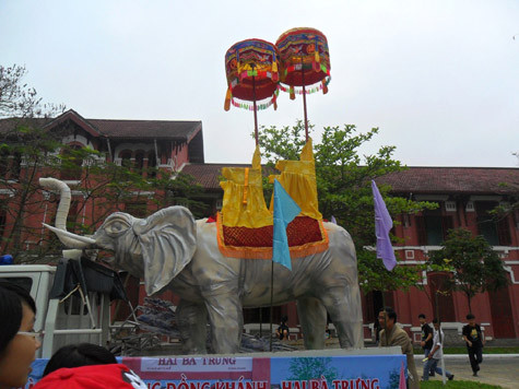 Chú voi sẽ tham gia trong buổi Quãng diễn tái hiện cảnh Hai Bà Trưng cùng quân lính đuổi giặc. Chú voi sẽ tham gia trong buổi Quãng diễn tái hiện cảnh Hai Bà Trưng cùng quân lính đuổi giặc.