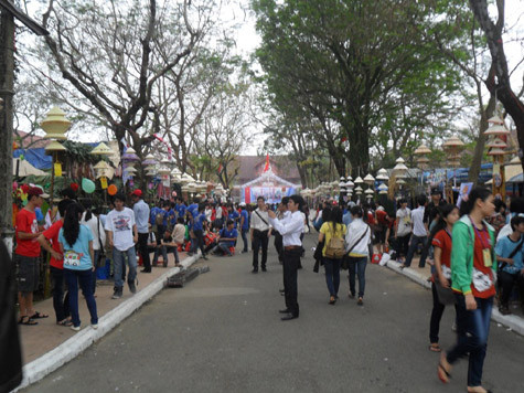 Rất đông người tham gia. Rất đông người tham gia.