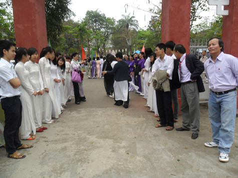 Những năm tháng qua, dù trải qua nhiều thăng trầm nhưng thầy và trò của trường luôn giữ vững truyền thống dạy tốt, học tốt. nhiều thế hệ của trường đã và đang thành công trên nhiều lĩnh vực… Những năm tháng qua, dù trải qua nhiều thăng trầm nhưng thầy và trò của trường luôn giữ vững truyền thống dạy tốt, học tốt. nhiều thế hệ của trường đã và đang thành công trên nhiều lĩnh vực…