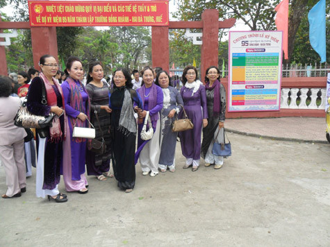 Cùng nhau chụp ảnh dưới mái trường xưa Cùng nhau chụp ảnh dưới mái trường xưa