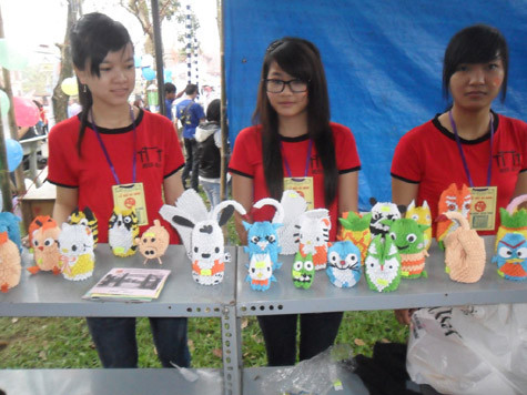 Những hàng quà lưu niệm bắt mắt do chính các teen tự tay làm. Những hàng quà lưu niệm bắt mắt do chính các teen tự tay làm.