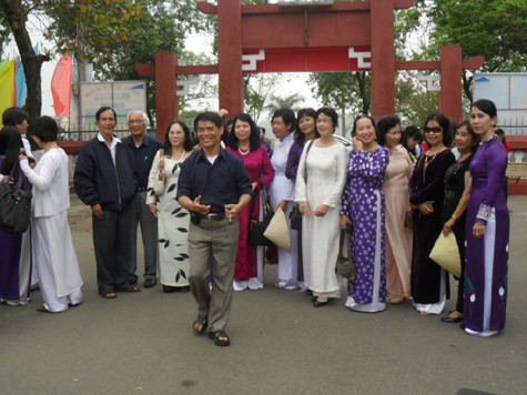 Các thế hệ về thăm trường cũ Các thế hệ về thăm trường cũ