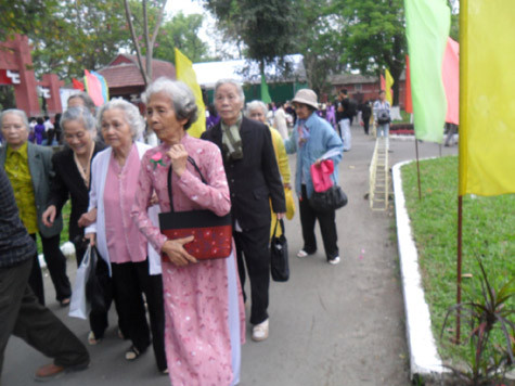 Những mái đầu bạc cùng nhau về thăm trường Những mái đầu bạc cùng nhau về thăm trường