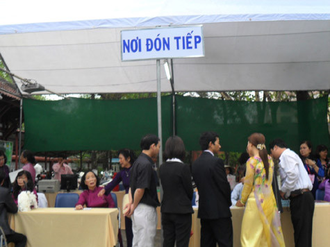 Hôm nay, khuôn viên trường rất đông vui, nhộn nhịp. Với các hoạt động như bán đồ lưu niệm, bán đồ ăn nhanh, chơi trò chơi, văn nghệ của ba khối 10, 11, 12… thu hút rất nhiều người tham gia. Hôm nay, khuôn viên trường rất đông vui, nhộn nhịp. Với các hoạt động như bán đồ lưu niệm, bán đồ ăn nhanh, chơi trò chơi, văn nghệ của ba khối 10, 11, 12… thu hút rất nhiều người tham gia.