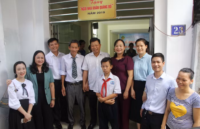 Trường Trung học cơ sở Ngô Quyền (quận Lê Chân, Hải Phòng) khánh thành công trình măng non “ngôi nhà khăn quàng đỏ” tặng em Vũ Thành Vinh (Ảnh: Lã Tiến)