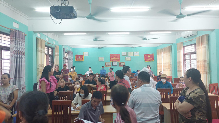 Các phụ huynh bức xúc vì con họ bị Trường Trung học phổ thông Lương Thế Vinh trả lại hồ sơ (Ảnh: CTV) Các phụ huynh bức xúc vì con họ bị Trường Trung học phổ thông Lương Thế Vinh trả lại hồ sơ (Ảnh: CTV)
