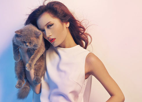 Nguyễn Thị Hằng, sinh năm 1991, cao 1,72m. Cô gái đến từ Phú Thọ này hiện là sinh viên Cao Đẳng du lịch, nổi bật với cá tính năng động, vui vẻ và hòa đồng. >>Clip: Lộ thí sinh Next Top Model tại Tuần lễ Thời trang Xuân New York