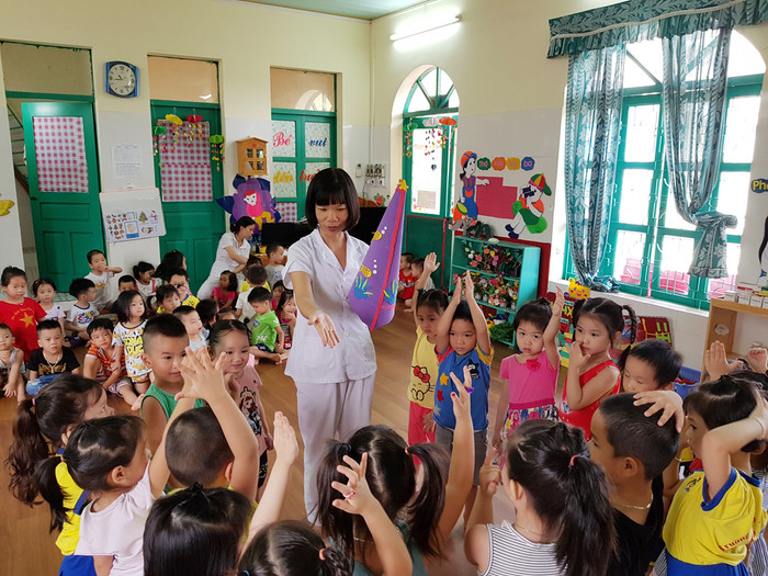 Phải thực sự yêu thương con trẻ thì các giáo viên mầm non mới có thể gắn bó với nghề (Ảnh: Lã Tiến) Phải thực sự yêu thương con trẻ thì các giáo viên mầm non mới có thể gắn bó với nghề (Ảnh: Lã Tiến)