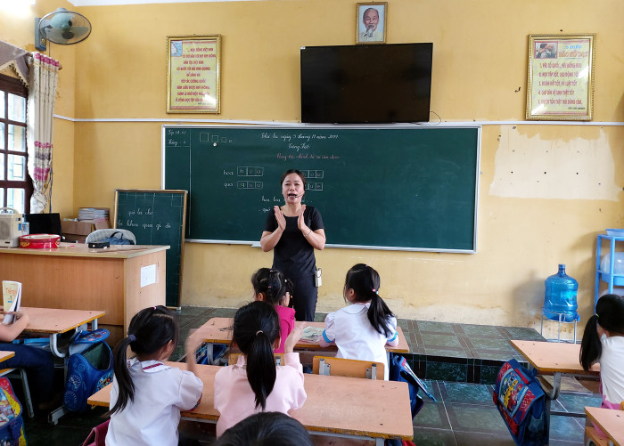 Trong suốt quá trình công tác, cô Hiên không ngừng sáng tạo, đổi mới phương pháp dạy học (Ảnh: Lã Tiến) Trong suốt quá trình công tác, cô Hiên không ngừng sáng tạo, đổi mới phương pháp dạy học (Ảnh: Lã Tiến)