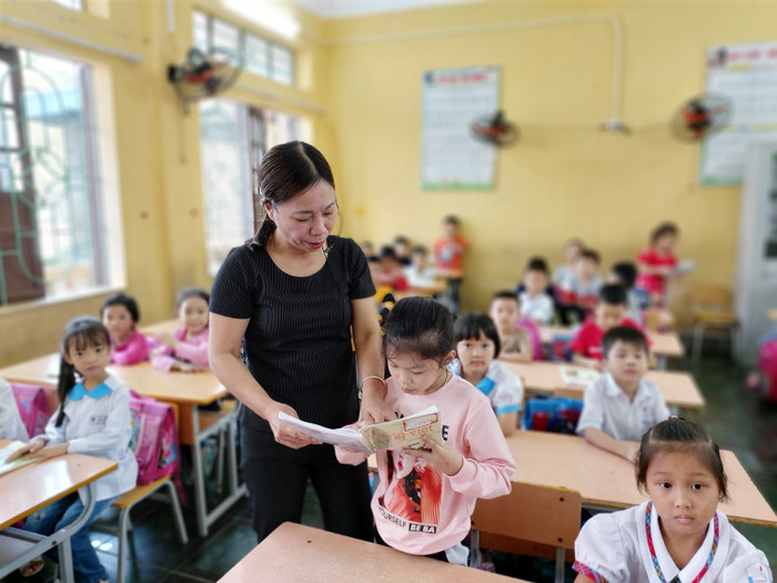 29 năm gắn bó với bục giảng, cô Hiên có 20 năm làm chủ nhiệm lớp 1 (Ảnh: Lã Tiến) 29 năm gắn bó với bục giảng, cô Hiên có 20 năm làm chủ nhiệm lớp 1 (Ảnh: Lã Tiến)