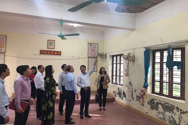 Ông Lê Khắc Nam, Phó chủ tịch Ủy ban nhân dân thành phố Hải Phòng và lãnh đạo một số sở, ngành liên quan đã tiến hành kiểm tra hiện trường. (Ảnh: CTV) Ông Lê Khắc Nam, Phó chủ tịch Ủy ban nhân dân thành phố Hải Phòng và lãnh đạo một số sở, ngành liên quan đã tiến hành kiểm tra hiện trường. (Ảnh: CTV)