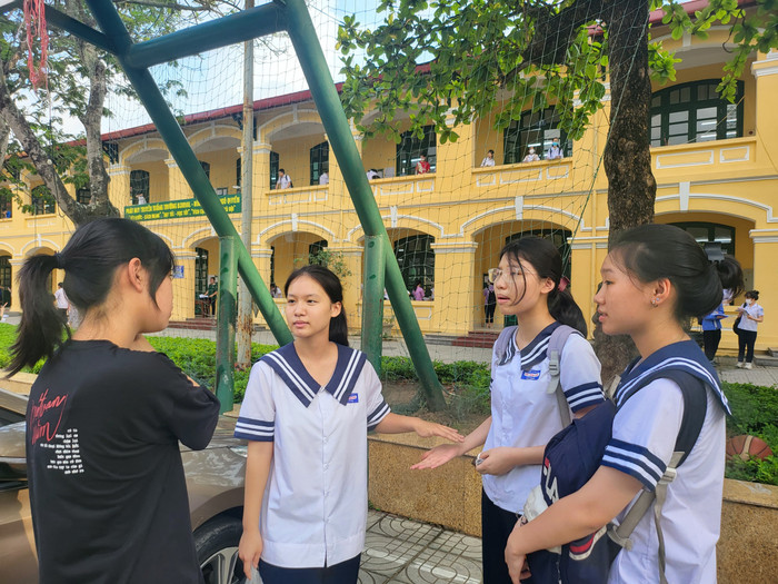 Các em học sinh chúc nhau thi tốt trước khi bước vào phòng thi (Ảnh: Lã Tiến) Các em học sinh chúc nhau thi tốt trước khi bước vào phòng thi (Ảnh: Lã Tiến)