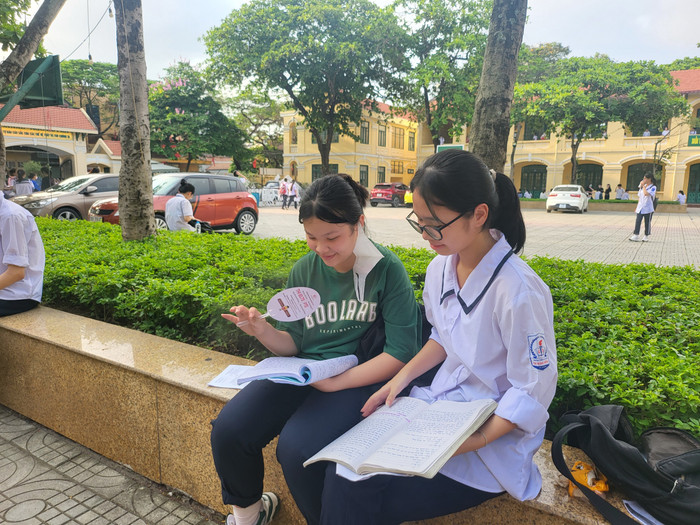 Thí sinh tranh thủ ôn bài trước giờ thi (Ảnh: Lã Tiến) Thí sinh tranh thủ ôn bài trước giờ thi (Ảnh: Lã Tiến)