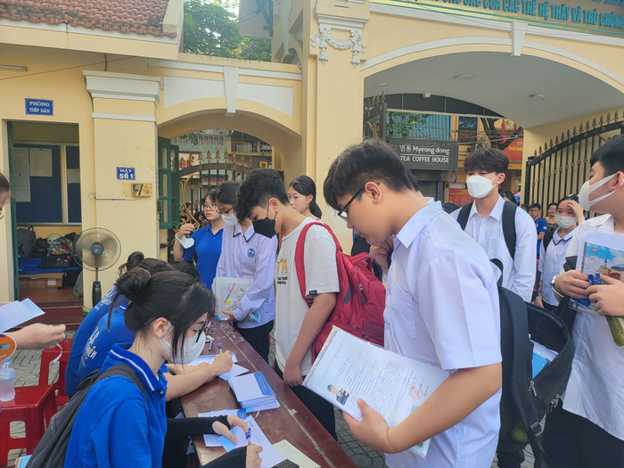 Thí sinh gửi điện thoại trước khi vào phòng thi (Ảnh: Lã Tiến) Thí sinh gửi điện thoại trước khi vào phòng thi (Ảnh: Lã Tiến)