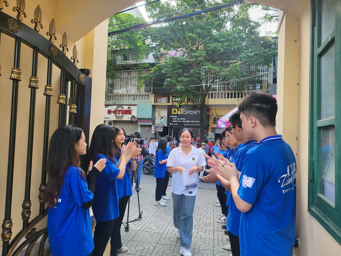 Thí sinh dự thi tại Hội đồng thi Trung học phổ thông Ngô Quyền (Ảnh: Lã Tiến) Thí sinh dự thi tại Hội đồng thi Trung học phổ thông Ngô Quyền (Ảnh: Lã Tiến)