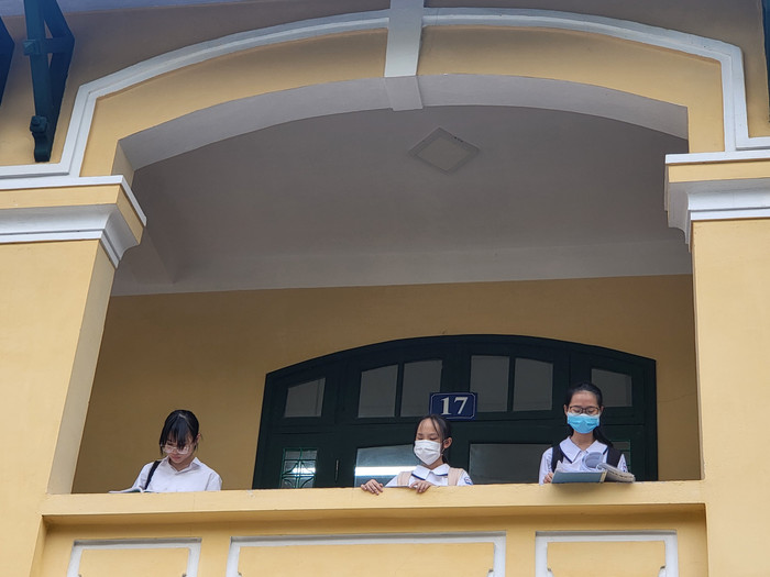 Thí sinh tranh thủ ôn bài trước giờ thi (Ảnh: Lã Tiến) Thí sinh tranh thủ ôn bài trước giờ thi (Ảnh: Lã Tiến)