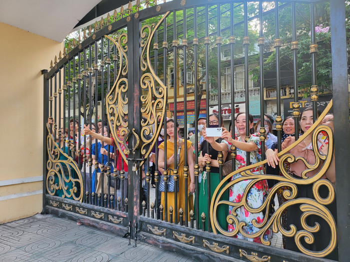 Nhiều bậc phụ huynh còn chụp ảnh lưu niệm cho con trước khi bước vào phòng thi (Ảnh: Lã Tiến) Nhiều bậc phụ huynh còn chụp ảnh lưu niệm cho con trước khi bước vào phòng thi (Ảnh: Lã Tiến)