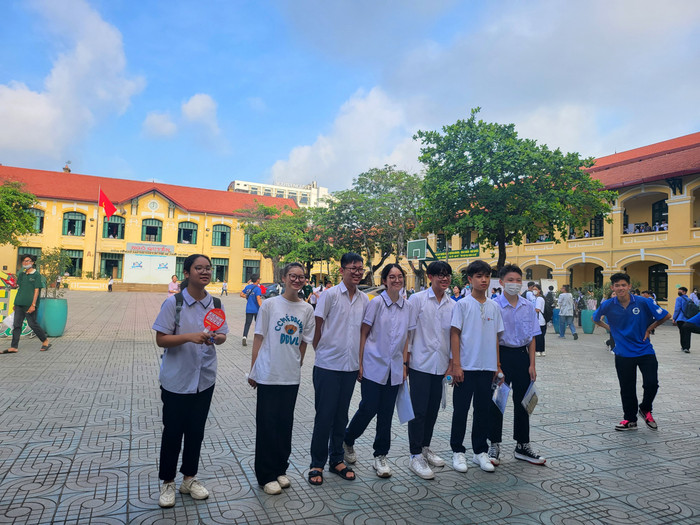 Chụp ảnh lưu niệm trước khi bước vào phòng thi (Ảnh: Lã Tiến) Chụp ảnh lưu niệm trước khi bước vào phòng thi (Ảnh: Lã Tiến)