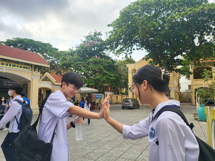 Học sinh chúc nhau làm bài tốt (Ảnh: Lã Tiến) Học sinh chúc nhau làm bài tốt (Ảnh: Lã Tiến)