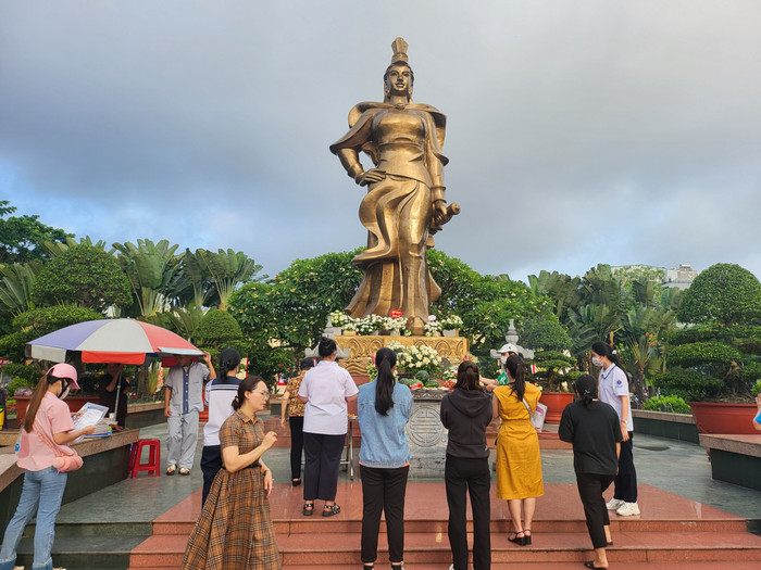 Phụ huynh, thí sinh thắp hương tại tượng đài Nữ tướng Lê Chân (Ảnh: Lã Tiến) Phụ huynh, thí sinh thắp hương tại tượng đài Nữ tướng Lê Chân (Ảnh: Lã Tiến)