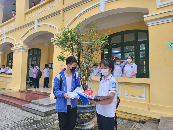 Thí sinh tranh thủ ôn bài trước giờ thi (Ảnh: Lã Tiến) Thí sinh tranh thủ ôn bài trước giờ thi (Ảnh: Lã Tiến)