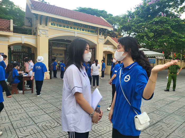 Đội tình nguyện viên hướng dẫn thí sinh và dặn dò thí sinh không được mang điện thoại vào phòng thi (Ảnh: Lã Tiến) Đội tình nguyện viên hướng dẫn thí sinh và dặn dò thí sinh không được mang điện thoại vào phòng thi (Ảnh: Lã Tiến)