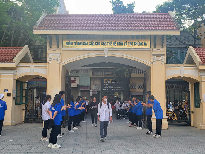 Những thí sinh đầu tiên tới Hội đồng thi Trung học phổ thông Ngô Quyền (Ảnh: Lã Tiến) Những thí sinh đầu tiên tới Hội đồng thi Trung học phổ thông Ngô Quyền (Ảnh: Lã Tiến)