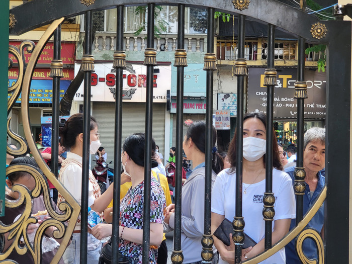 Phụ huynh dõi theo thí sinh sau khi đưa con tới điểm thi (Ảnh: Lã Tiến) Phụ huynh dõi theo thí sinh sau khi đưa con tới điểm thi (Ảnh: Lã Tiến)