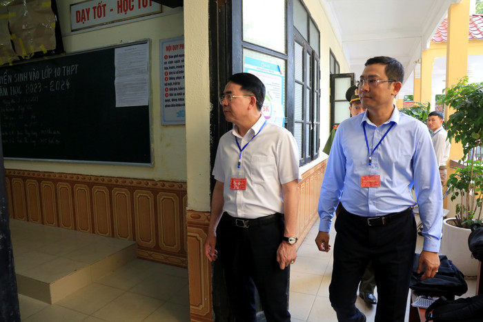 Lãnh đạo thành phố Hải Phòng đi kiểm tra tại Hội đồng thi Trung học phổ thông Lê Hồng Phong (Ảnh: Lã Tiến)