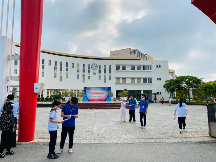 Thí sinh tới dự thi tại Hội đồng thi THPT chuyên Trần Phú (Ảnh: Lã Tiến) Thí sinh tới dự thi tại Hội đồng thi THPT chuyên Trần Phú (Ảnh: Lã Tiến)