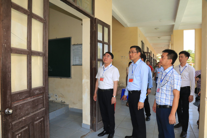 Lãnh đạo thành phố Hải Phòng đi kiểm tra tại Hội đồng thi Trung học phổ thông Mạc Đĩnh Chi (Ảnh: Lã Tiến)