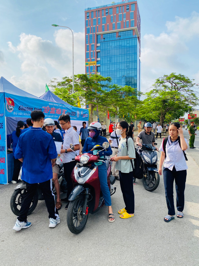 Lực lượng tình nguyện viên hướng dẫn thí sinh tới dự thi môn Ngữ Văn (Ảnh: Lã Tiến) Lực lượng tình nguyện viên hướng dẫn thí sinh tới dự thi môn Ngữ Văn (Ảnh: Lã Tiến)