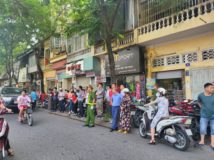 Lực lượng công an phân luồng giao thông khu vực cổng trường (Ảnh: Lã Tiến) Lực lượng công an phân luồng giao thông khu vực cổng trường (Ảnh: Lã Tiến)